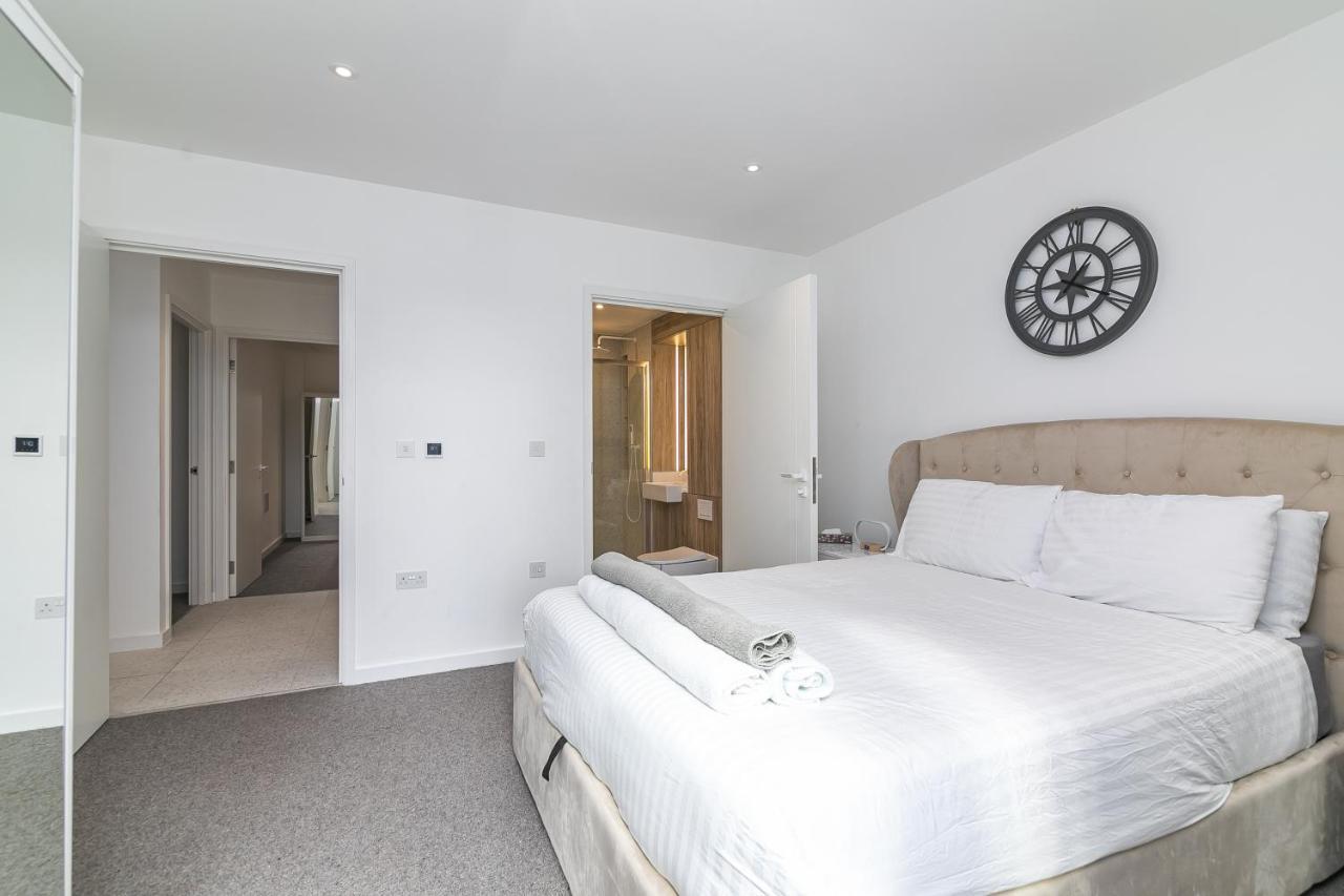 Luxury Spacious Flat With Communal Gardens And Parking Apartment London