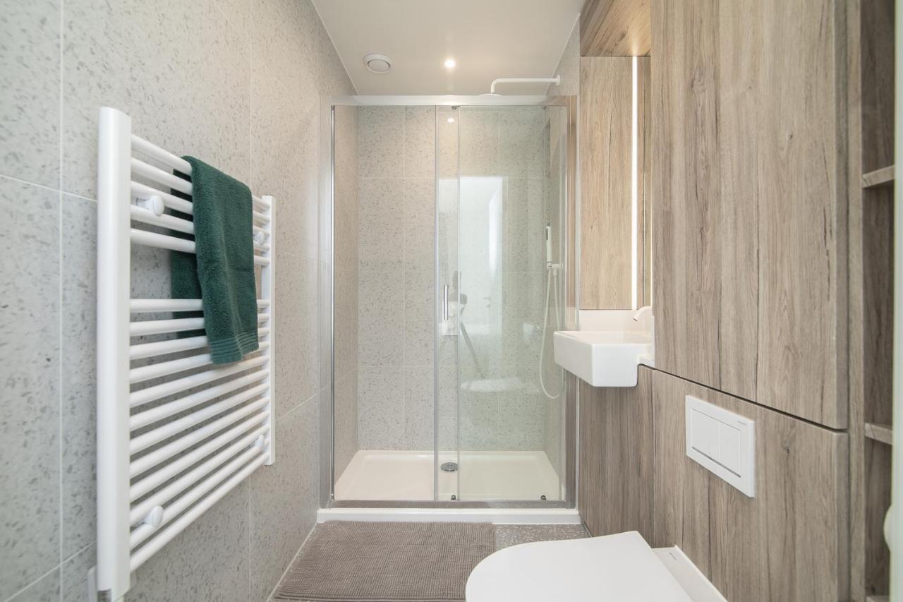 Luxury Spacious Flat With Communal Gardens And Parking * London