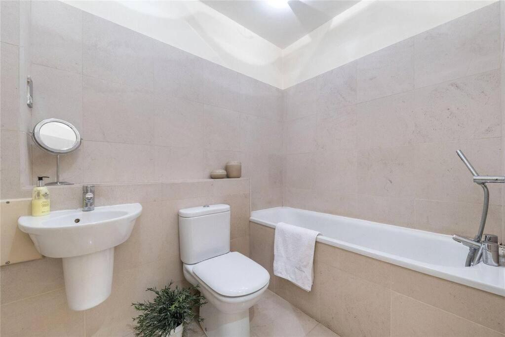 Luxurious Serviced Apt Next To The City Of And Tower Bridge Apartment