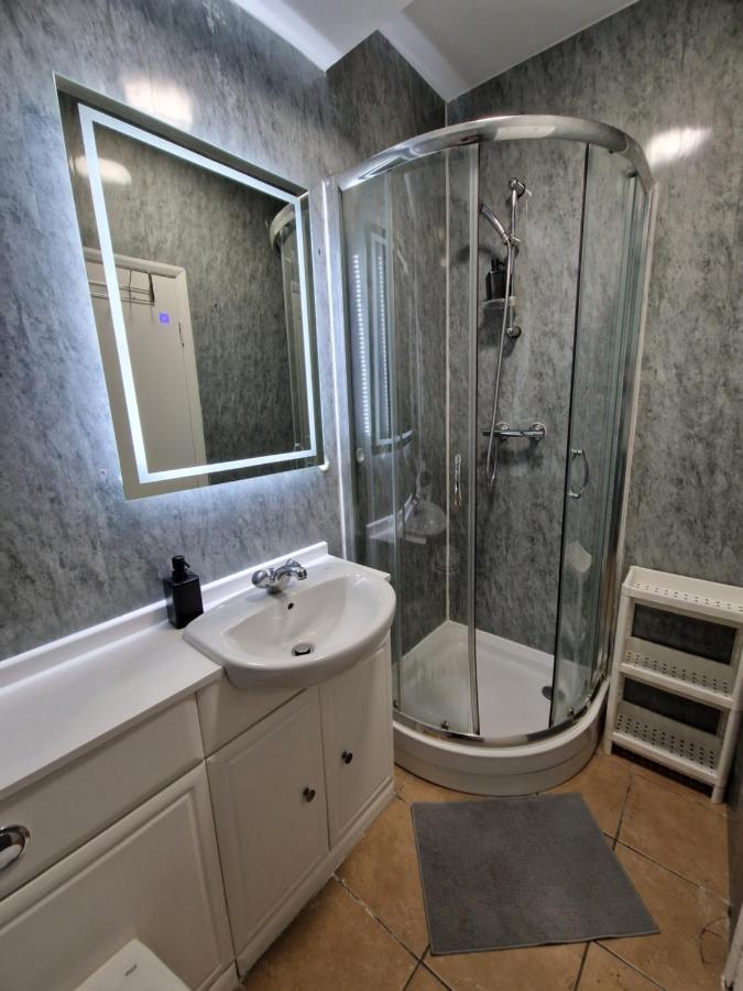 Homestay Affordable In Shared Flat, Bridge London