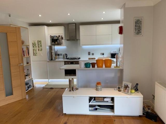 Chic 3 Bed Near Bridge With Balcony * London