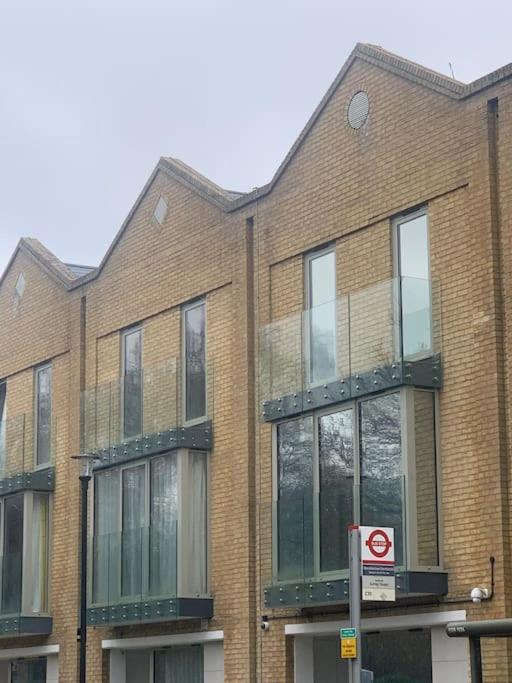 Dockside Sleeps 8, Uber Boat To Canary Wharf In 3 Mins