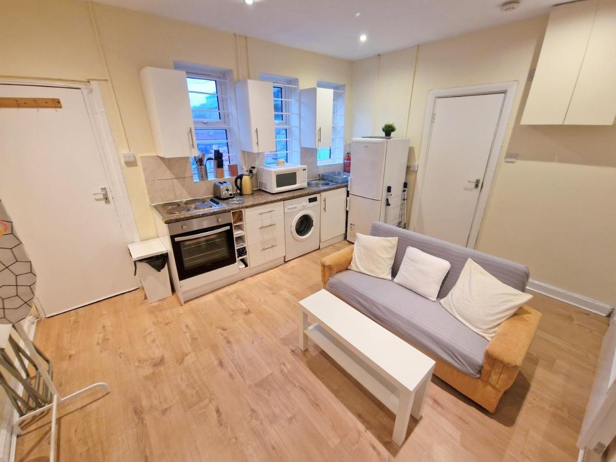 Super Studio With Two Bedrooms - Five Minutes From The Station! *