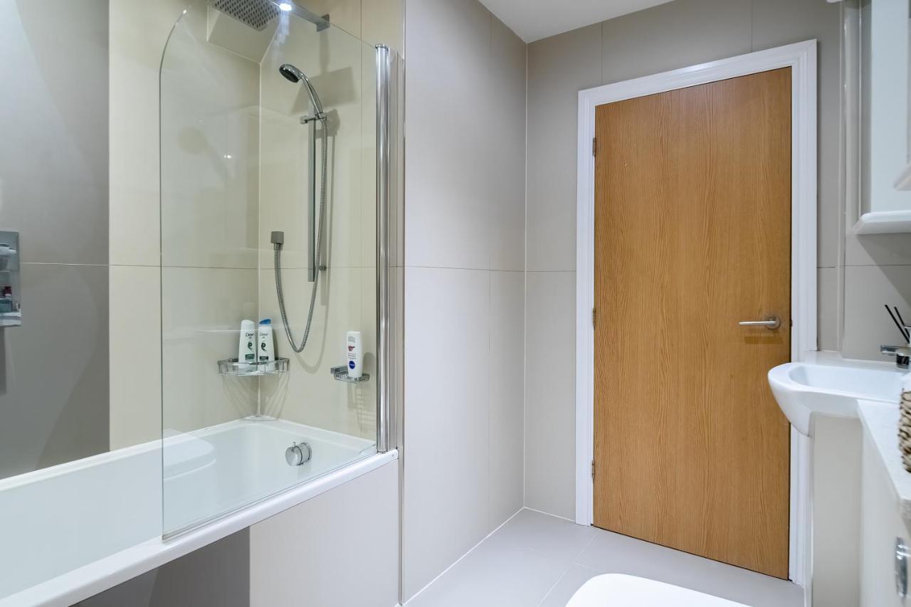 Chic 3 Bed Near Bridge With Balcony Apartment