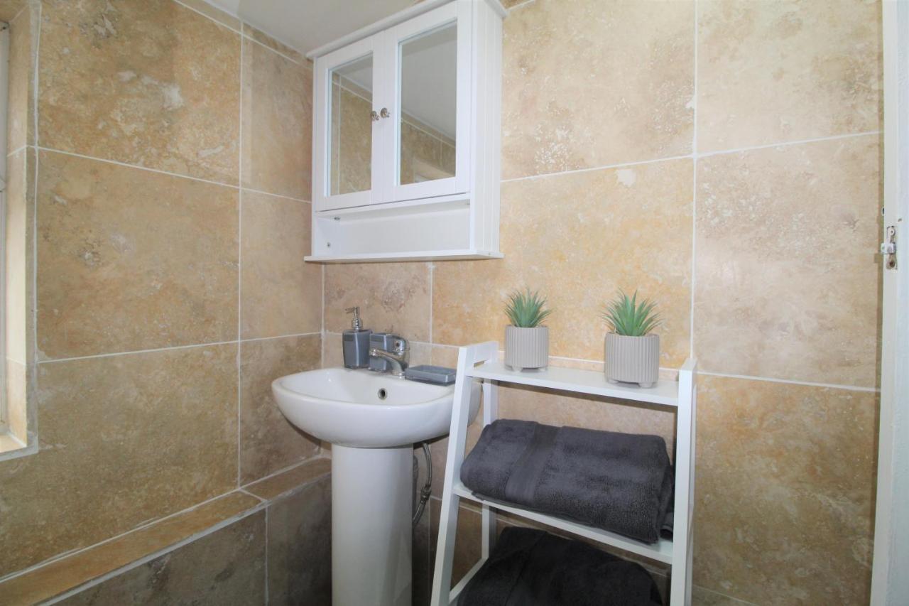 2 Min Walk To Upton Park Station Apartamento