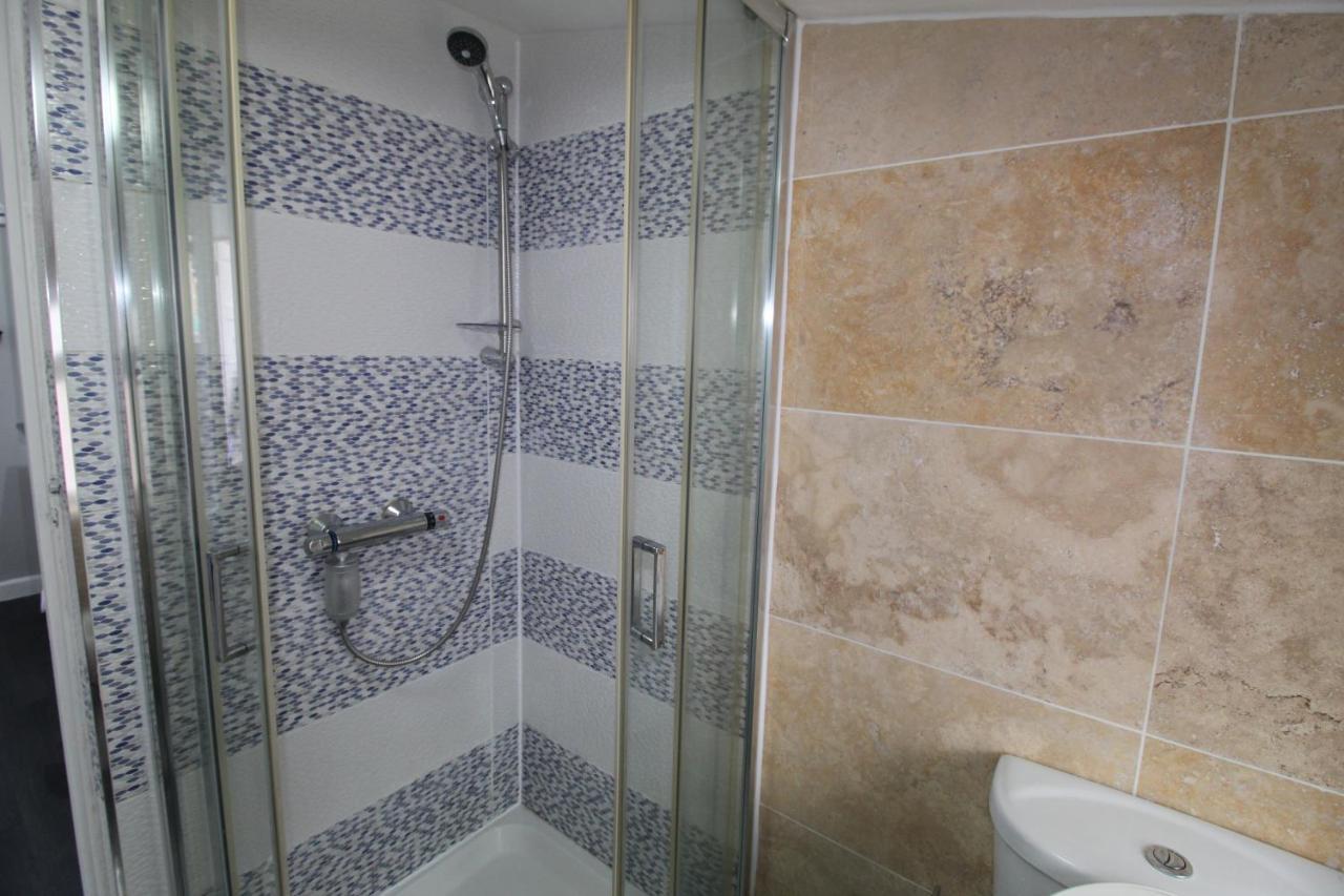 2 Min Walk To Upton Park Station * Londres