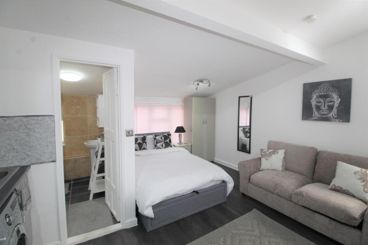 2 Min Walk To Upton Park Station Apartamento