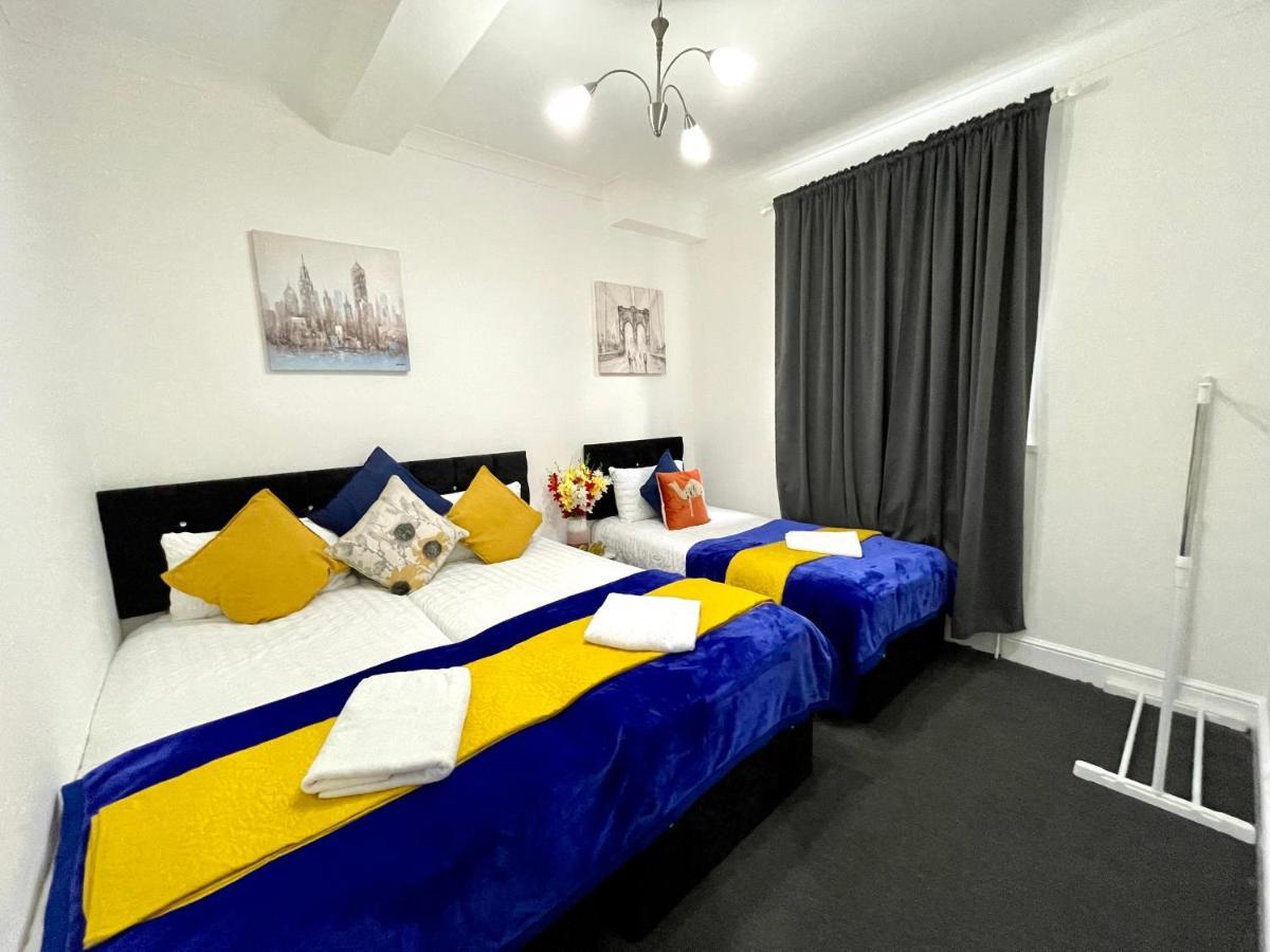 4 Bedrooms House, 3 Bathrooms , Separate Reception, Full Kitchen, Garden, Parking Сasa de vacaciones
