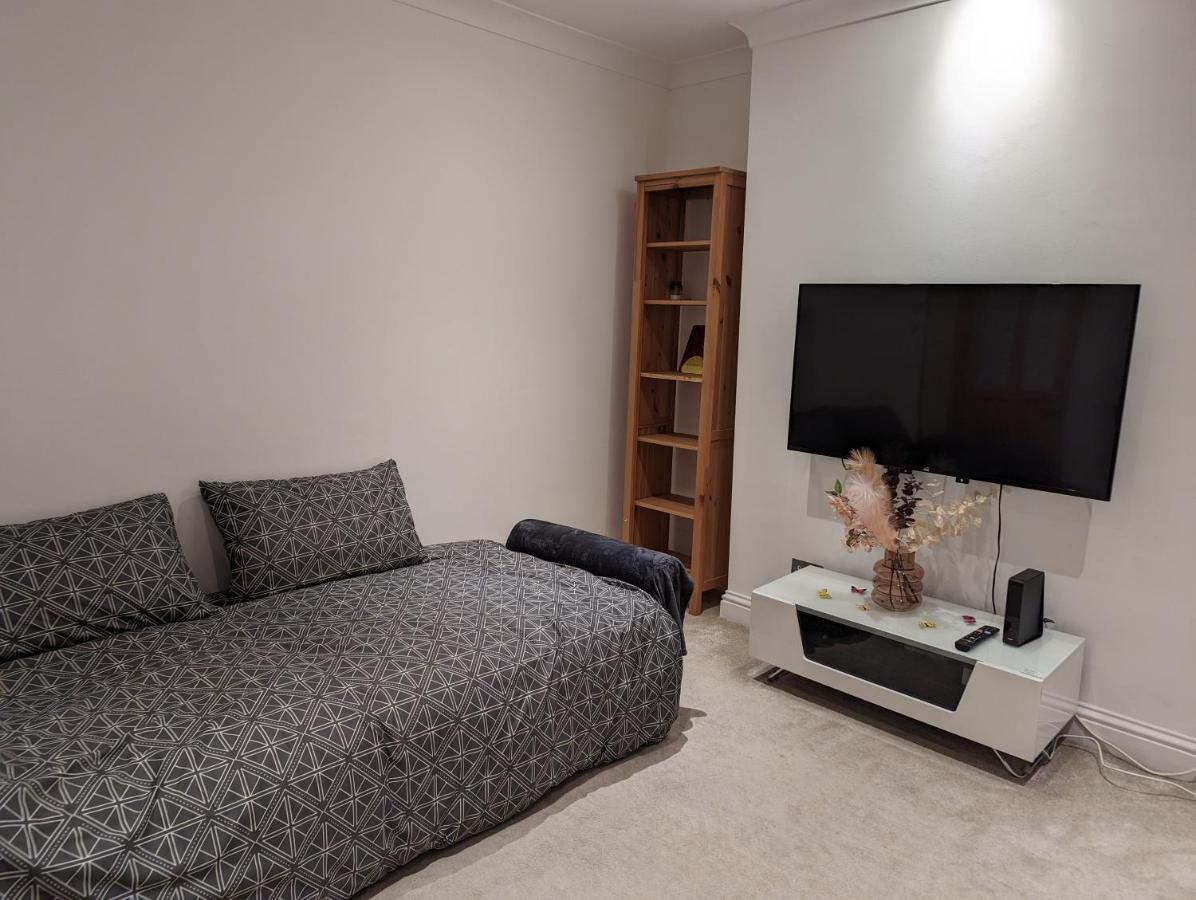 Fully-equipped Flat In The Of * Londres