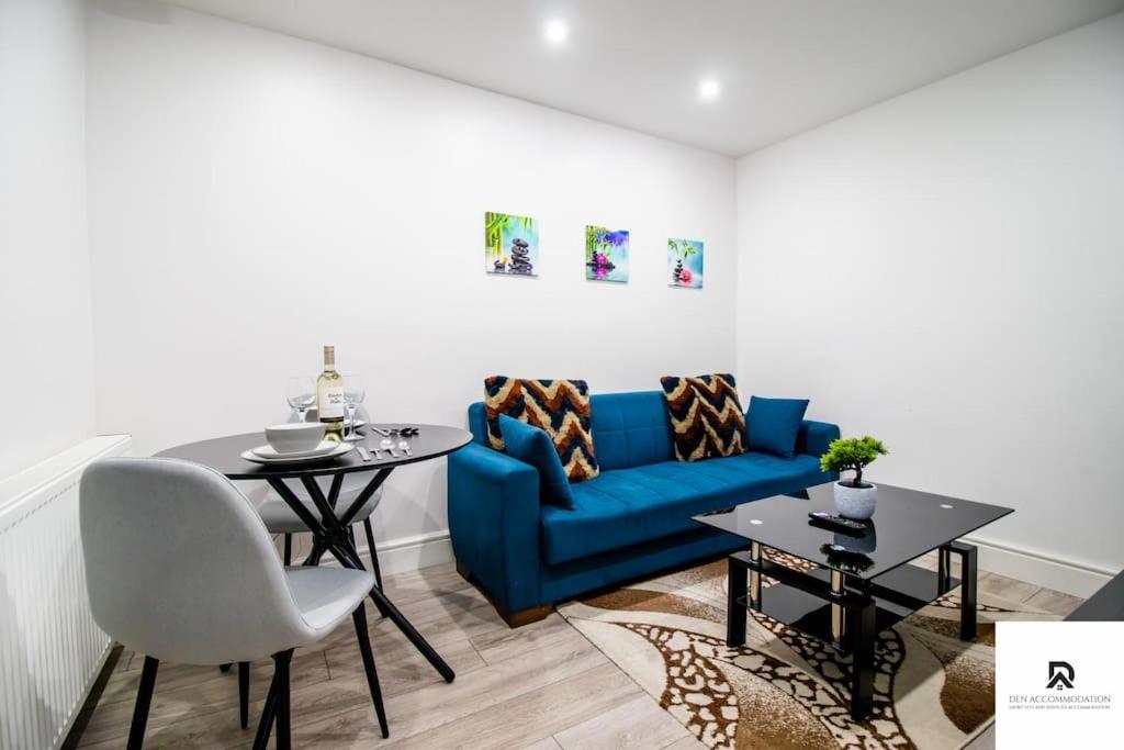 Den Accommodation: Extended House With Parking In Woolwich Apartamento