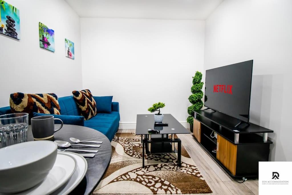 Den Accommodation: Extended House With Parking In Woolwich Londres