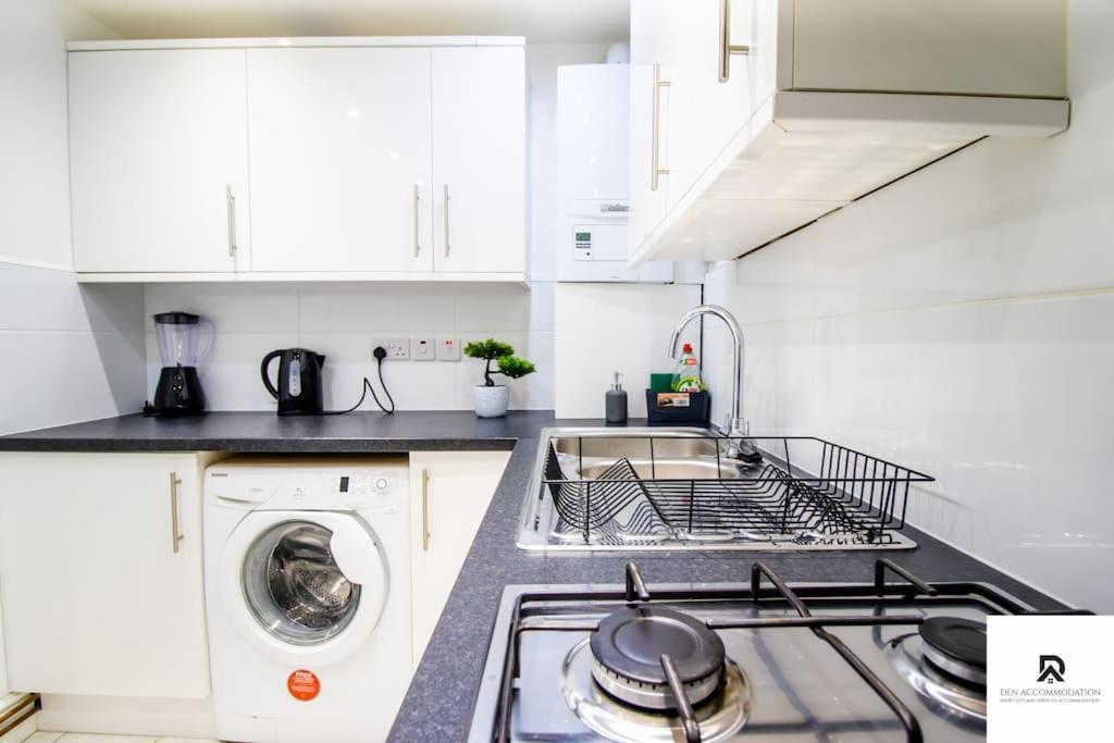 Den Accommodation: Extended House With Parking In Woolwich * Londres