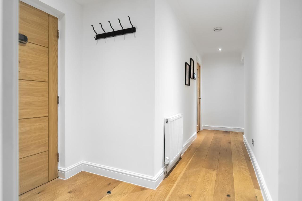 Chic 3 Bed Near Bridge With Balcony Apartment