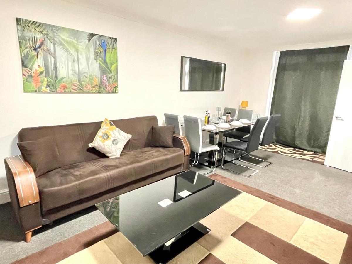 4 Bedrooms House, 3 Bathrooms , Separate Reception, Full Kitchen, Garden, Parking
