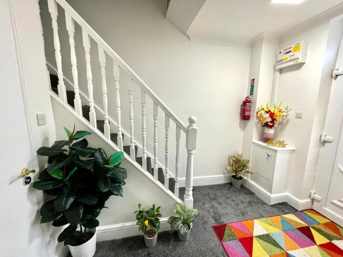 4 Bedrooms House, 3 Bathrooms , Separate Reception, Full Kitchen, Garden, Parking Londres