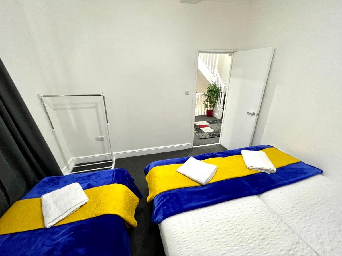 4 Bedrooms House, 3 Bathrooms , Separate Reception, Full Kitchen, Garden, Parking Сasa de vacaciones