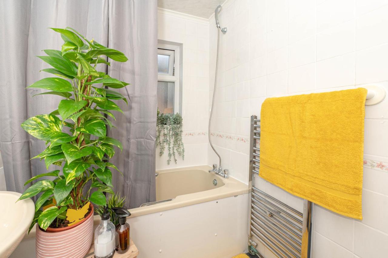 Vakantiehuis Xtra Large 4 Bedroom House, Near Excel, And 5 Walk To Train Station