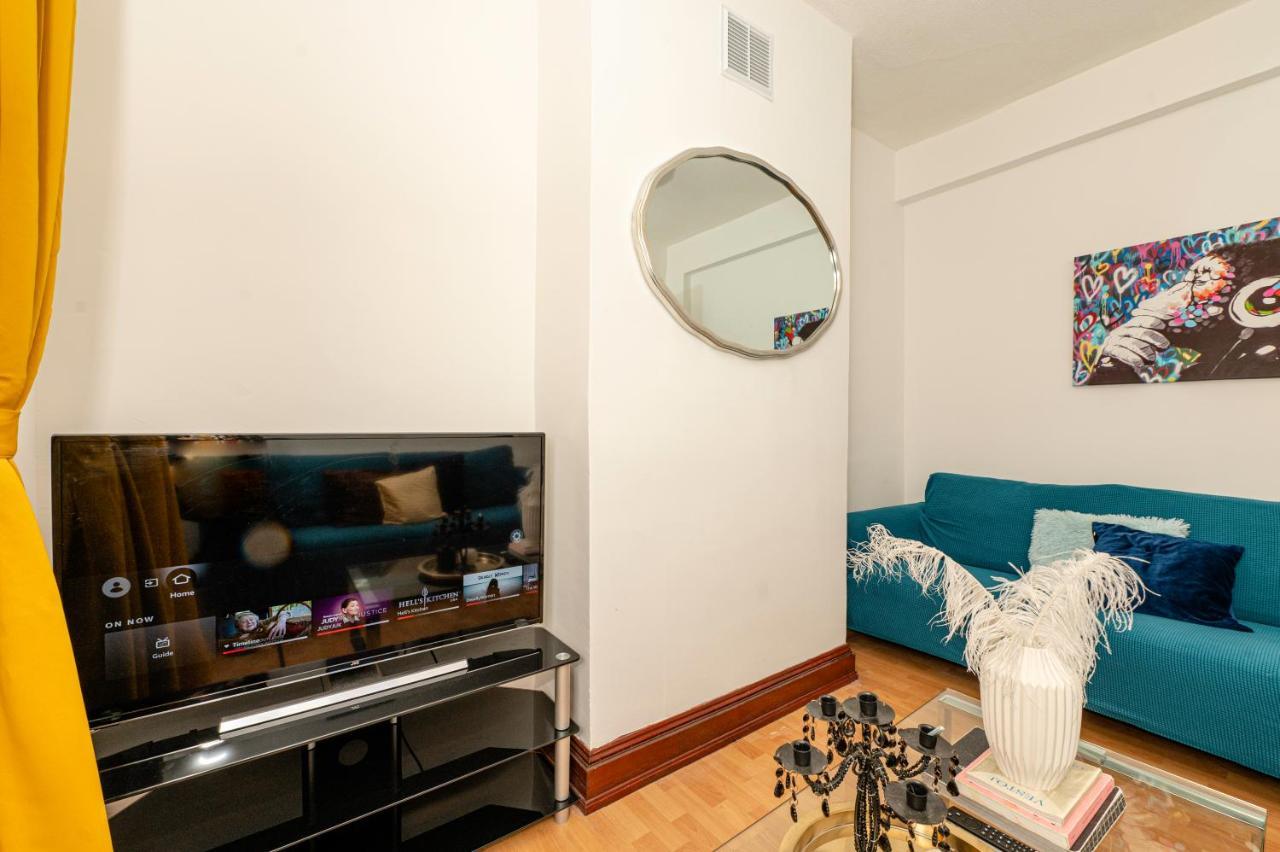 Xtra Large 4 Bedroom House, Near Excel, And 5 Walk To Train Station * Londen