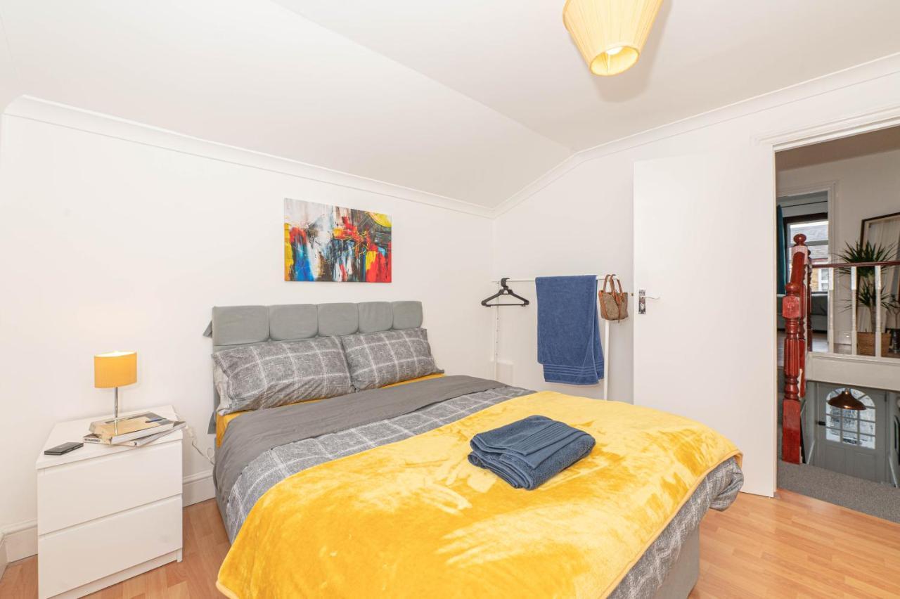 Xtra Large 4 Bedroom House, Near Excel, And 5 Walk To Train Station Vakantiehuis *