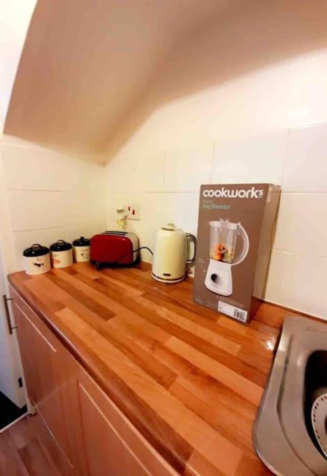 Entire One Bedroom Near Stratford Apartment London