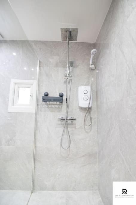 Den Accommodation: Extended House With Parking In Woolwich Apartamento Londres
