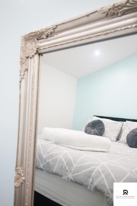 Den Accommodation: Extended House With Parking In Woolwich