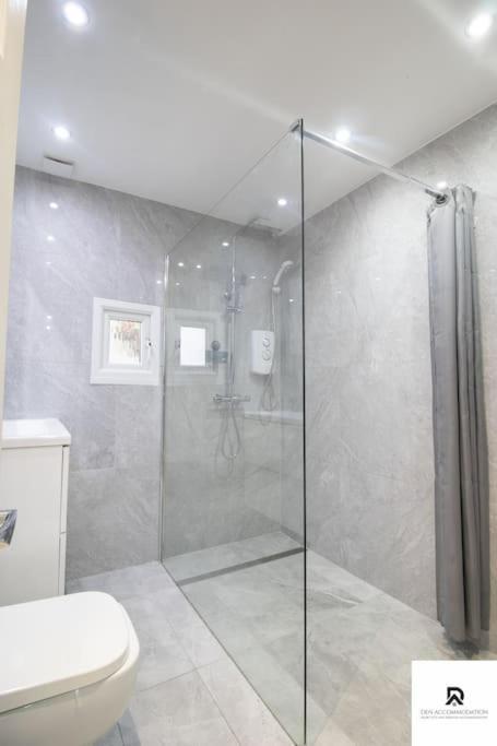 Den Accommodation: Extended House With Parking In Woolwich Apartamento *