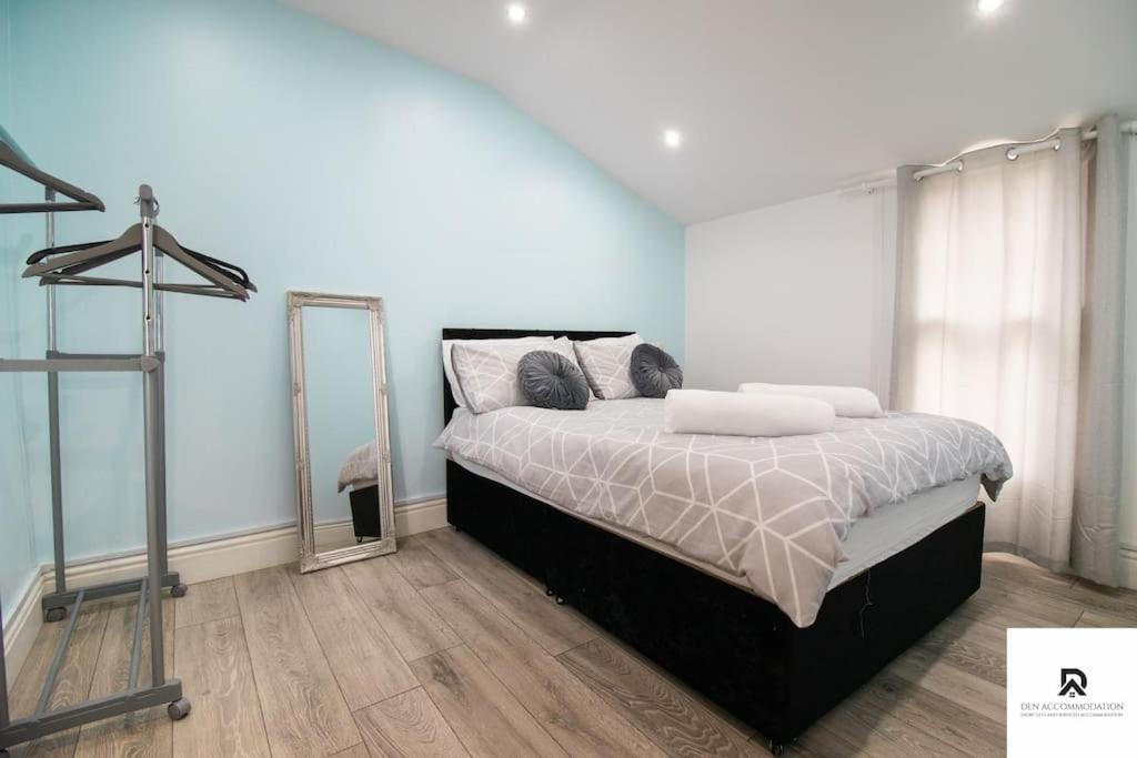 Den Accommodation: Extended House With Parking In Woolwich Londres