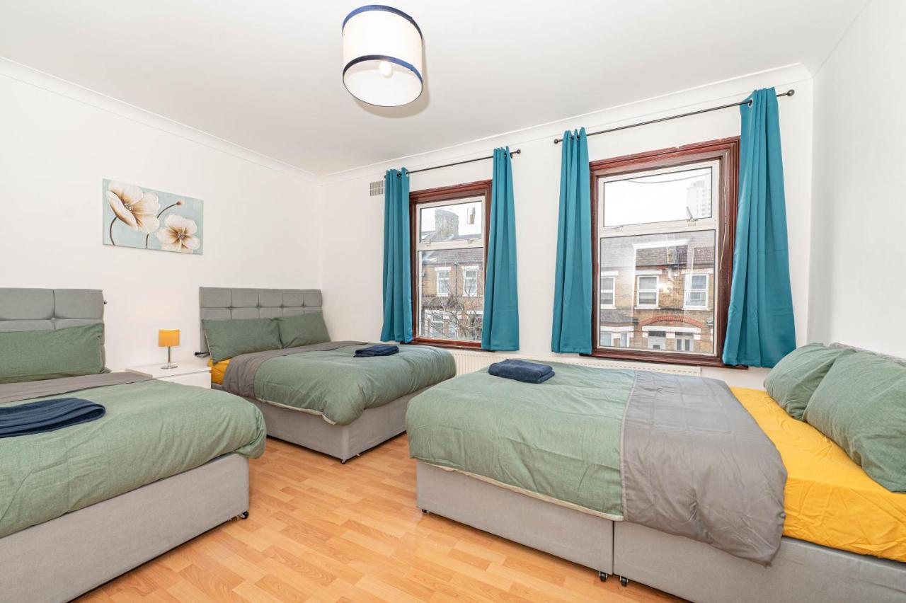 Vakantiehuis Xtra Large 4 Bedroom House, Near Excel, And 5 Walk To Train Station Londen