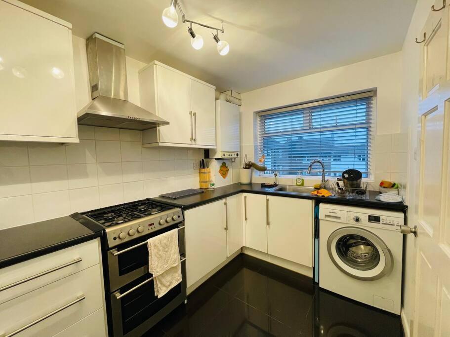 Cosy Spacious 2 Bedrooms With Dedicated Off Street Parking Apartamento