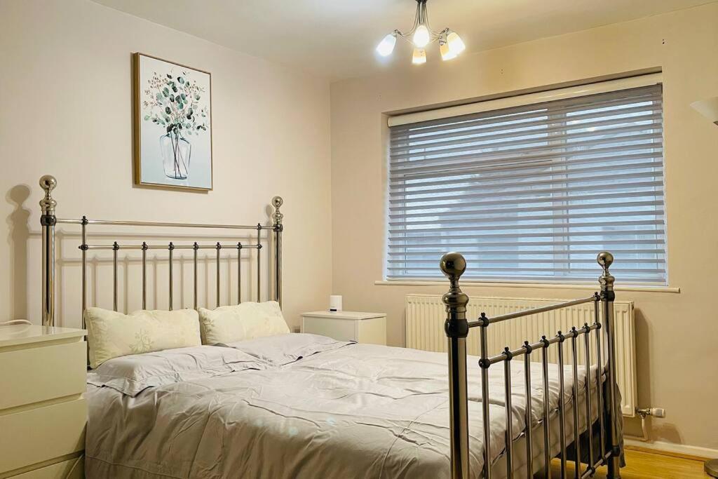 Cosy Spacious 2 Bedrooms With Dedicated Off Street Parking *