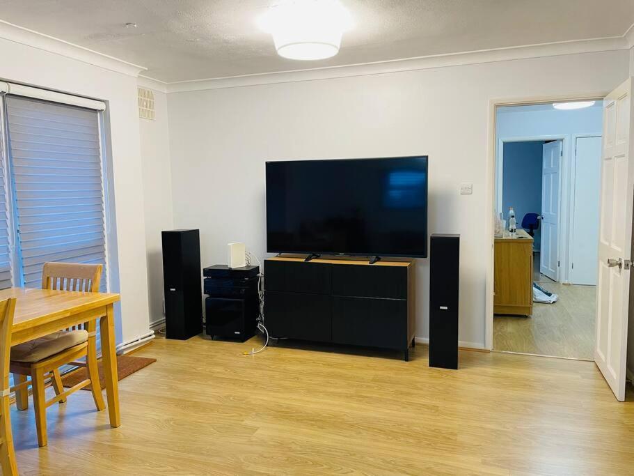 Apartamento Cosy Spacious 2 Bedrooms With Dedicated Off Street Parking