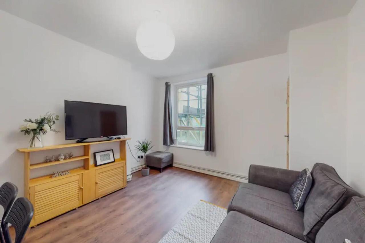 Central & Cosy 2bd Flat Near Canary Wharf Londen