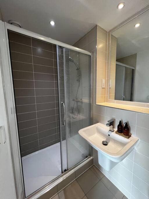 Modern 2 Bed Flat With Gym *