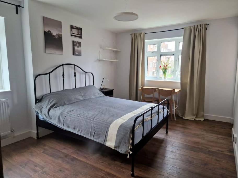 Ozan's Flat Double Bedroom-1, Sharing Kitchen And Bath * Londres