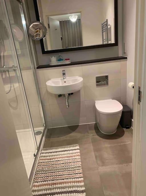 Apartment Lovely En-suite Flat With Balcony And Parking.