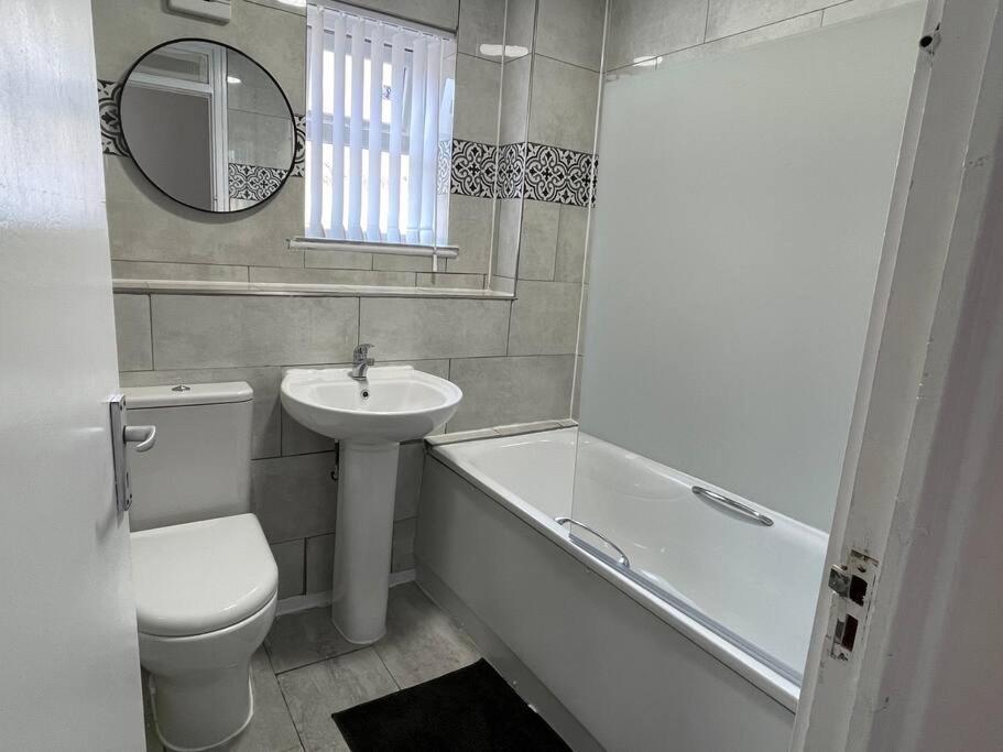 New! 4 Bedroom House With Garden And Lawn Casa de Férias Londres