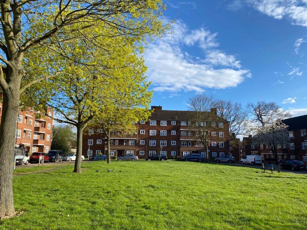 Apartamento Ozan's Flat Double Bedroom-1, Sharing Kitchen And Bath Londres