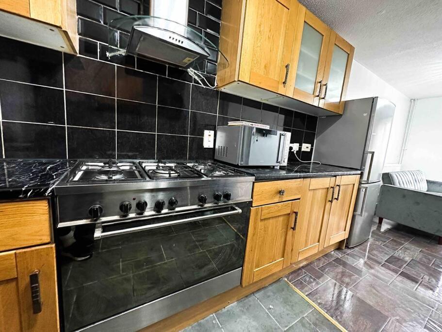 New! 4 Bedroom House With Garden And Lawn