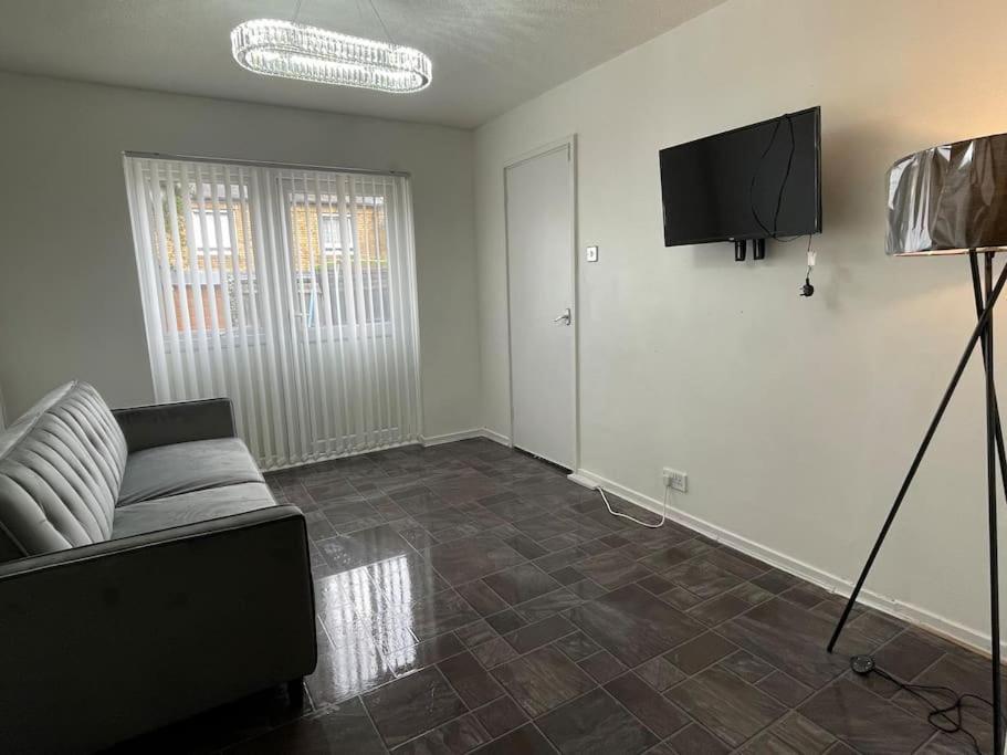 New! 4 Bedroom House With Garden And Lawn Casa de Férias