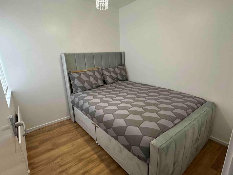 Casa de Férias New! 4 Bedroom House With Garden And Lawn