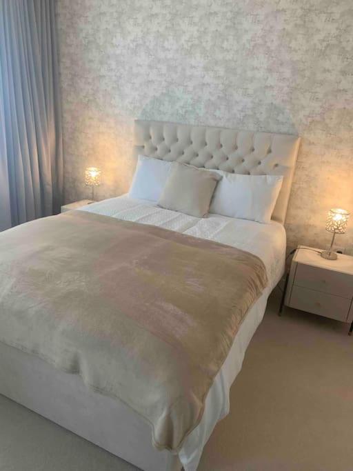 Lovely En-suite Flat With Balcony And Parking. Apartment London