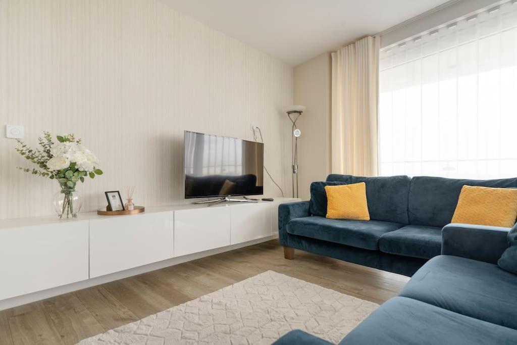 Apartment Lovely En-suite Flat With Balcony And Parking. *