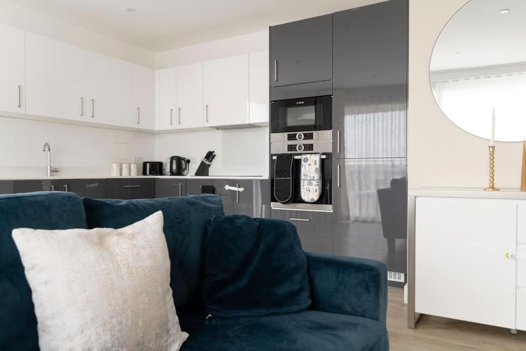 Lovely En-suite Flat With Balcony And Parking. Apartment London