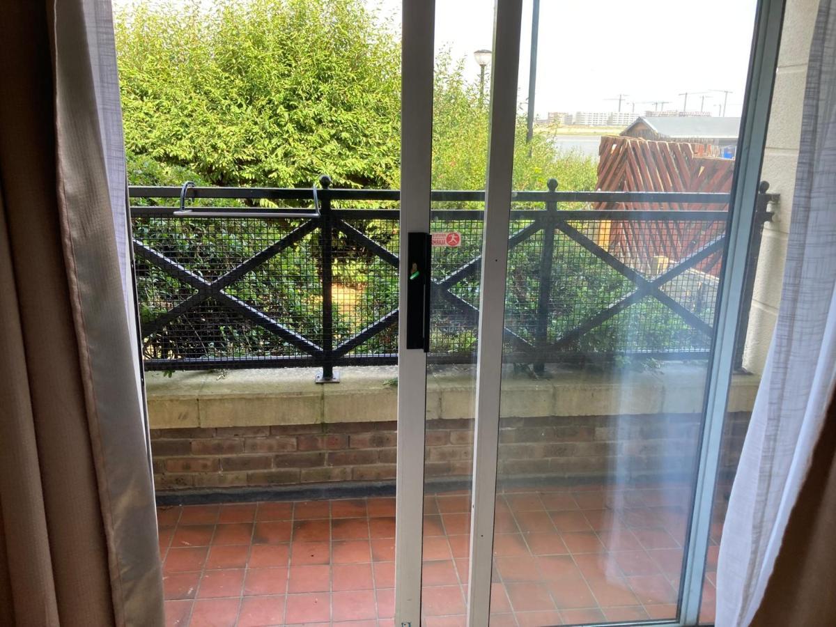 Comfortable With Private Balcony And Shared House Homestay *