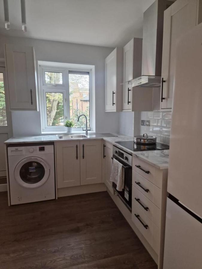 Ozan's Flat Double Bedroom-1, Sharing Kitchen And Bath * Londres