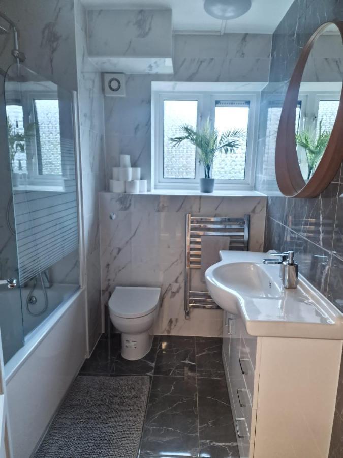 Ozan's Flat Double Bedroom-1, Sharing Kitchen And Bath Apartamento Londres