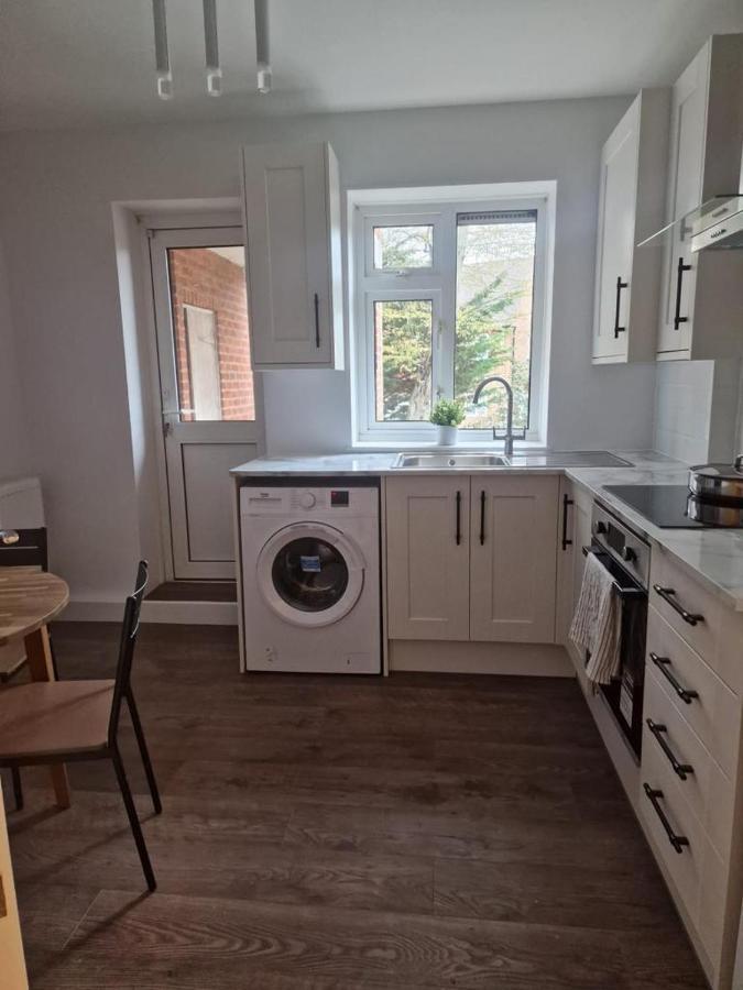 Apartamento Ozan's Flat Double Bedroom-1, Sharing Kitchen And Bath Londres