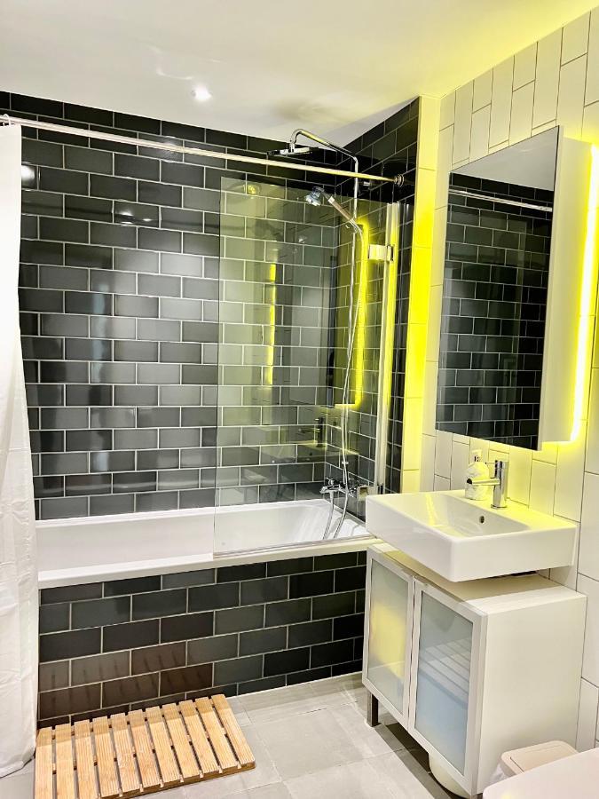 Luxury 2 Bedroom 2 Bathroom - City Airport Apartment
