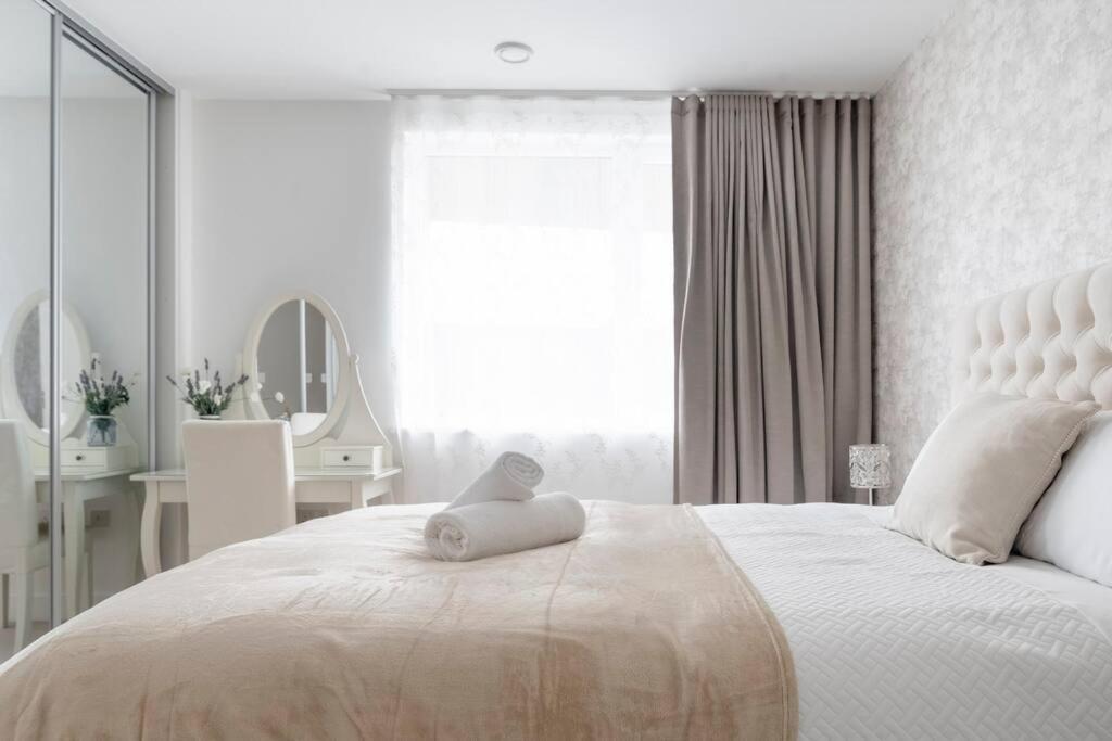 Apartment Lovely En-suite Flat With Balcony And Parking.
